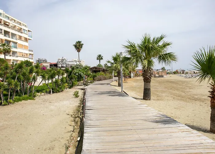 Palmove Luxurious Beachfront Apartmán *