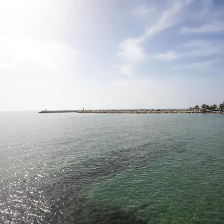 Palmove Luxurious Beachfront Lárnaca