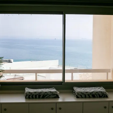 Palmove Luxurious Beachfront Lejlighed