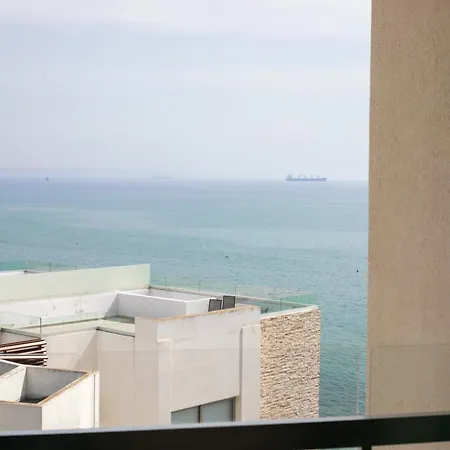 Palmove Luxurious Beachfront Lejlighed *