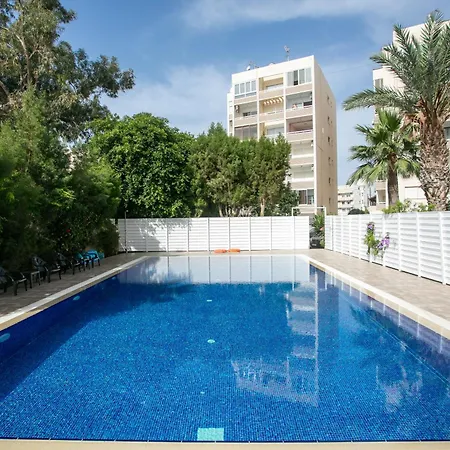 Palmove Luxurious Beachfront Lejlighed