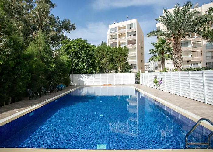 Palmove Luxurious Beachfront Apartamento